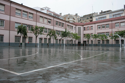 Patio del colegio con lluvia